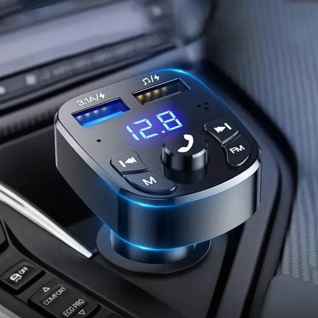 Texte alternatif (alt text) en français :  
**Transmetteur FM Bluetooth moderne avec ports USB et affichage LED bleu.**