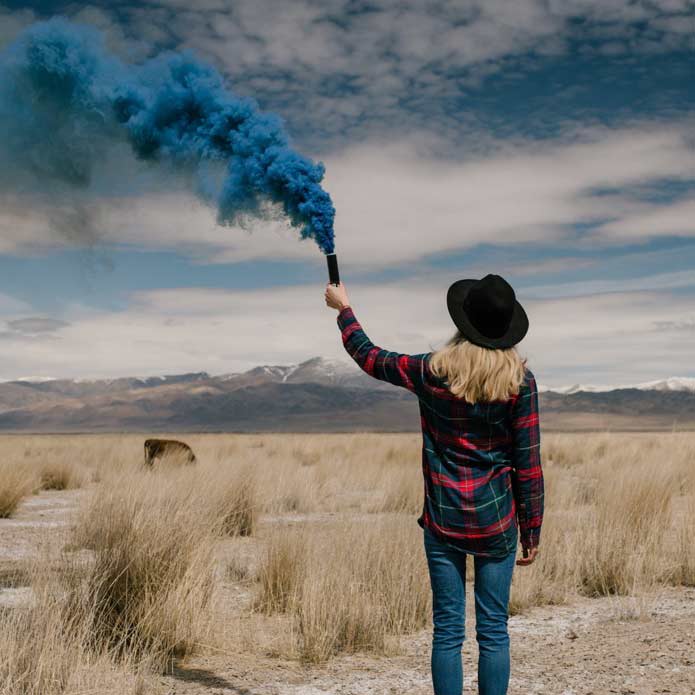 Texte alternatif (alt text) en français :Fumigène coloré bleu RunShop pour événements stylés à La Réunion