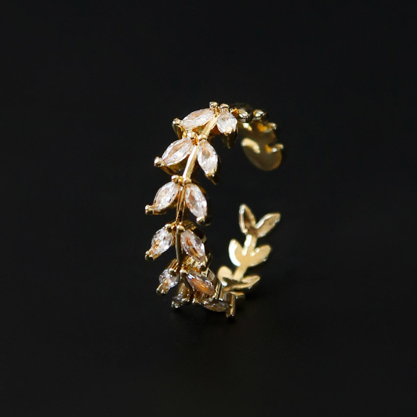 Bague Eternal en acier inoxydable doré, ornée de feuilles étincelantes, idéale pour un style raffiné. Livraison rapide avec RunShop.