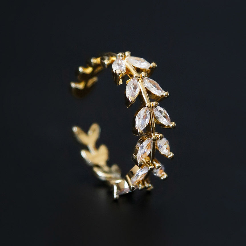 Bague Eternal en acier inoxydable doré ornée de feuilles étincelantes, idéale pour un style raffiné. Livraison rapide avec RunShop.