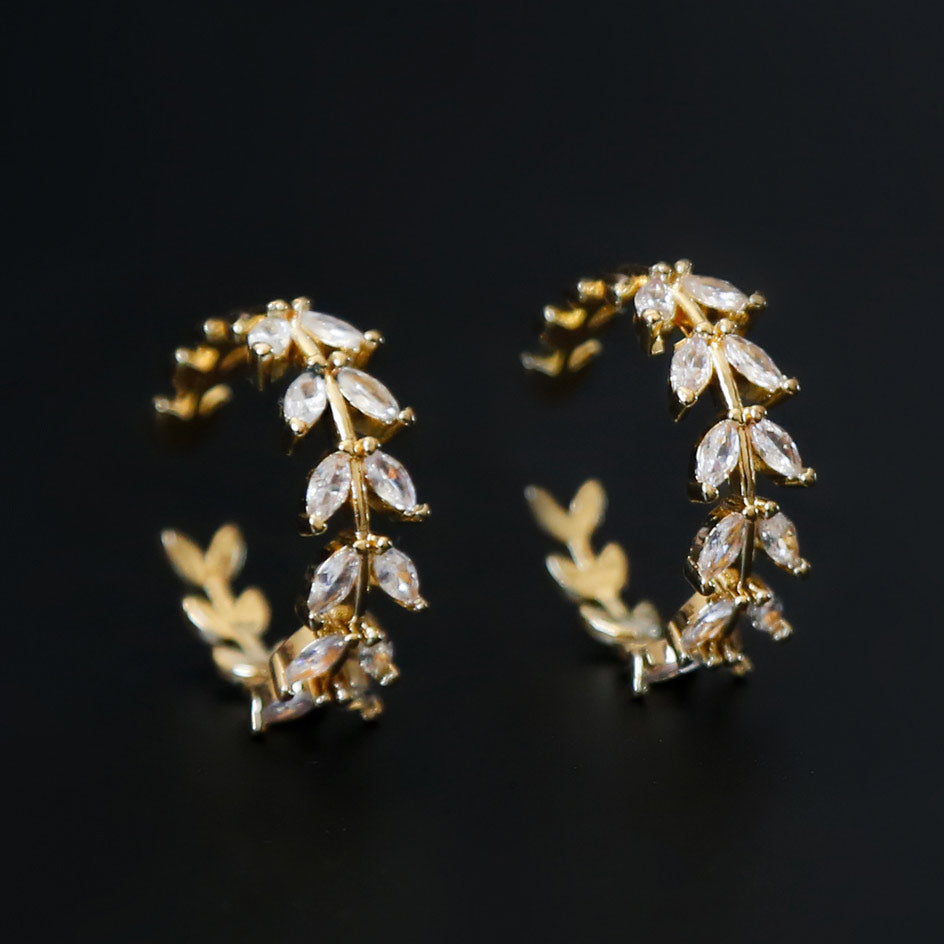 Bague Eternal en acier inoxydable doré, ornée de feuilles étincelantes, idéale pour sublimer votre style. Livraison rapide avec RunShop.