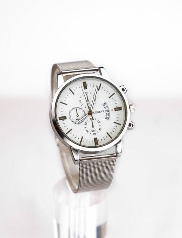 Montre Infinity argentée avec cadran blanc et bracelet en acier inoxydable. Un design épuré et intemporel, parfait pour un style chic et décontracté.