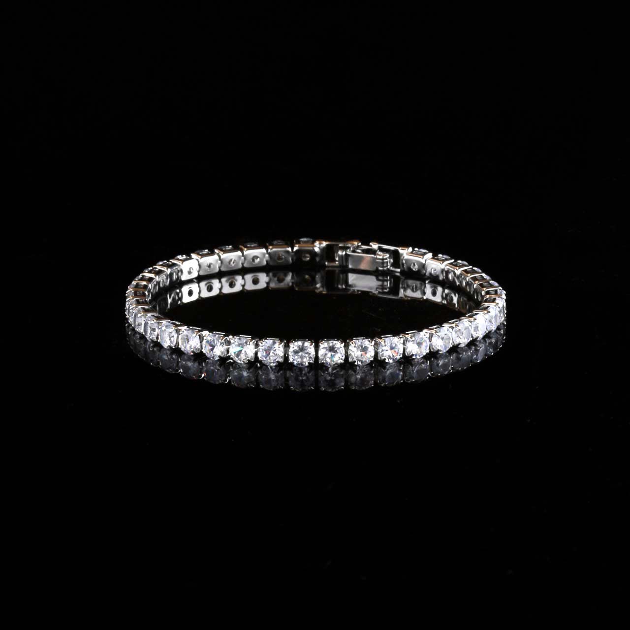 Bracelet de Topaze unisexe avec topazes scintillantes, présenté à plat sur fond noir, fermoir discret et design raffiné.