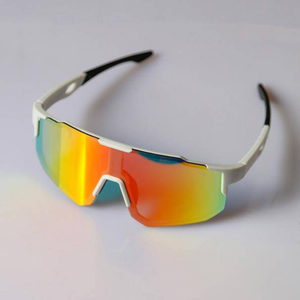 Lunettes de cyclisme UV400 avec monture blanche et verres miroir orange et jaune, parfaites pour les sorties sportives.