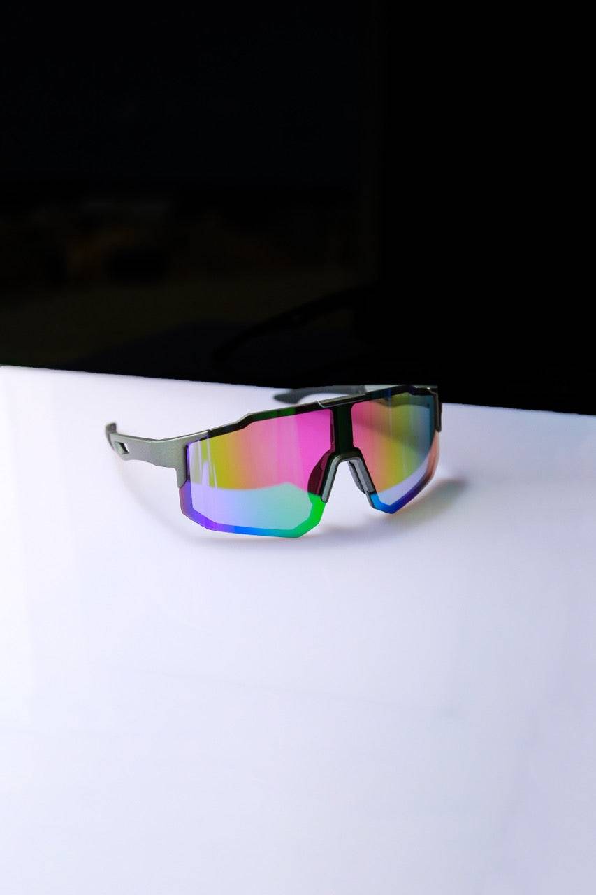 Lunettes de cyclisme UV400 avec monture noire et verres miroir roses et verts, conçues pour une visibilité optimale.