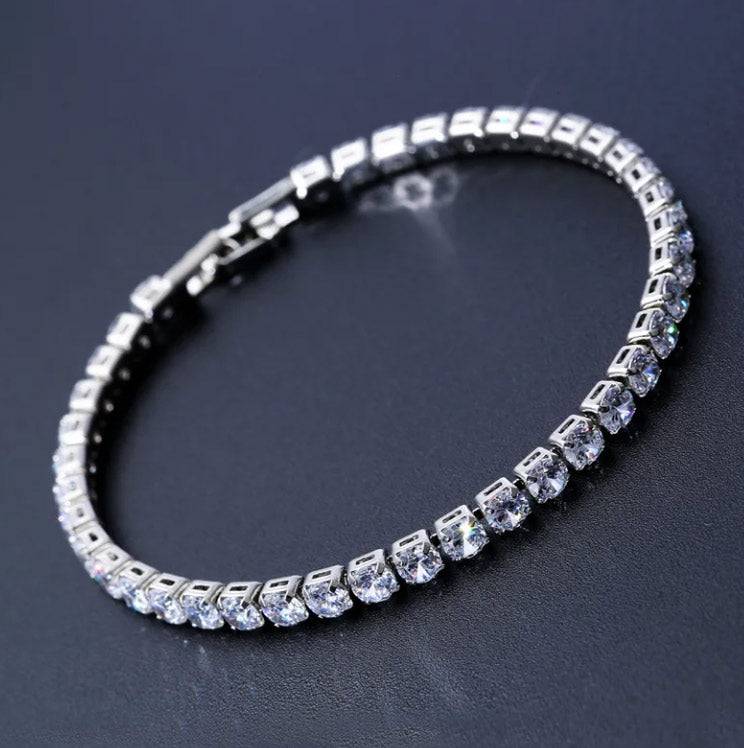 Bracelet de Topaze - Topaze Énergisante en gros plan, pierres alignées sur monture argentée, style léger et moderne pour tous.