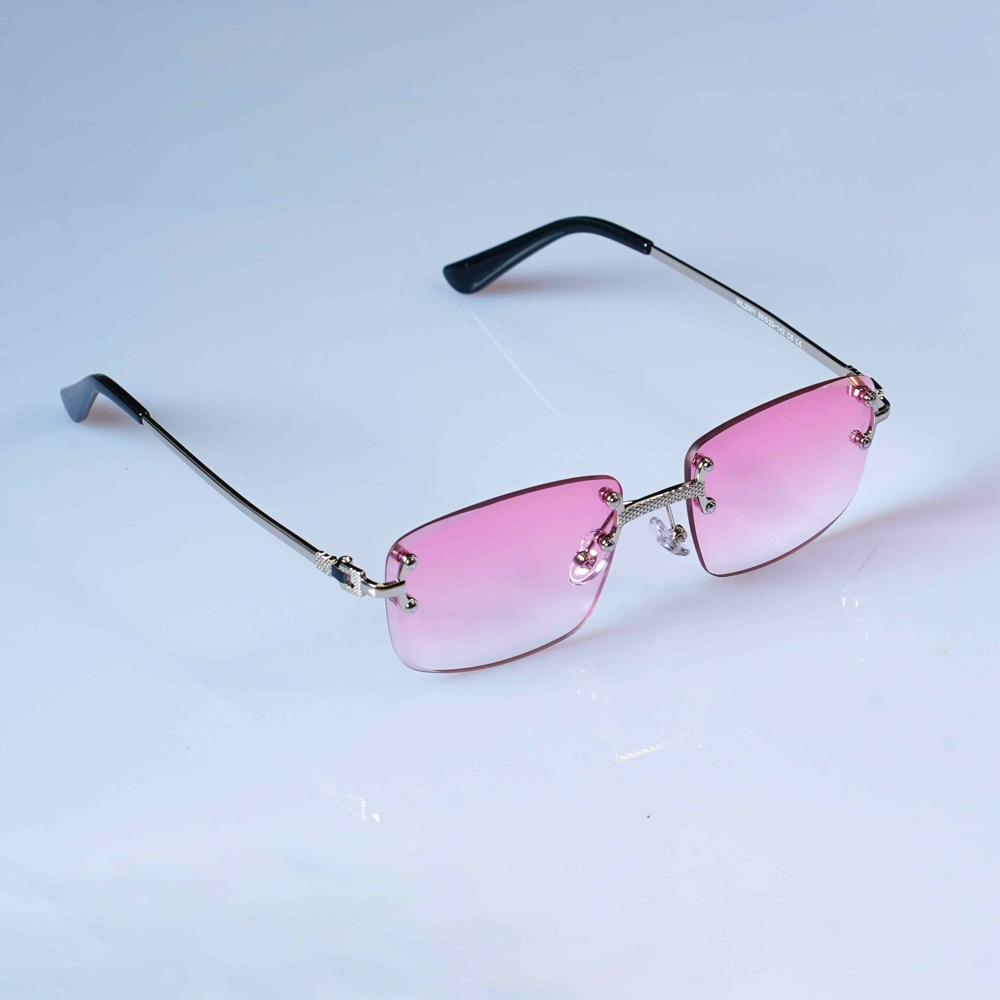 Lunettes de soleil Shine avec verres roses et monture noire. Accessoire élégant pour homme combinant style et protection UV.