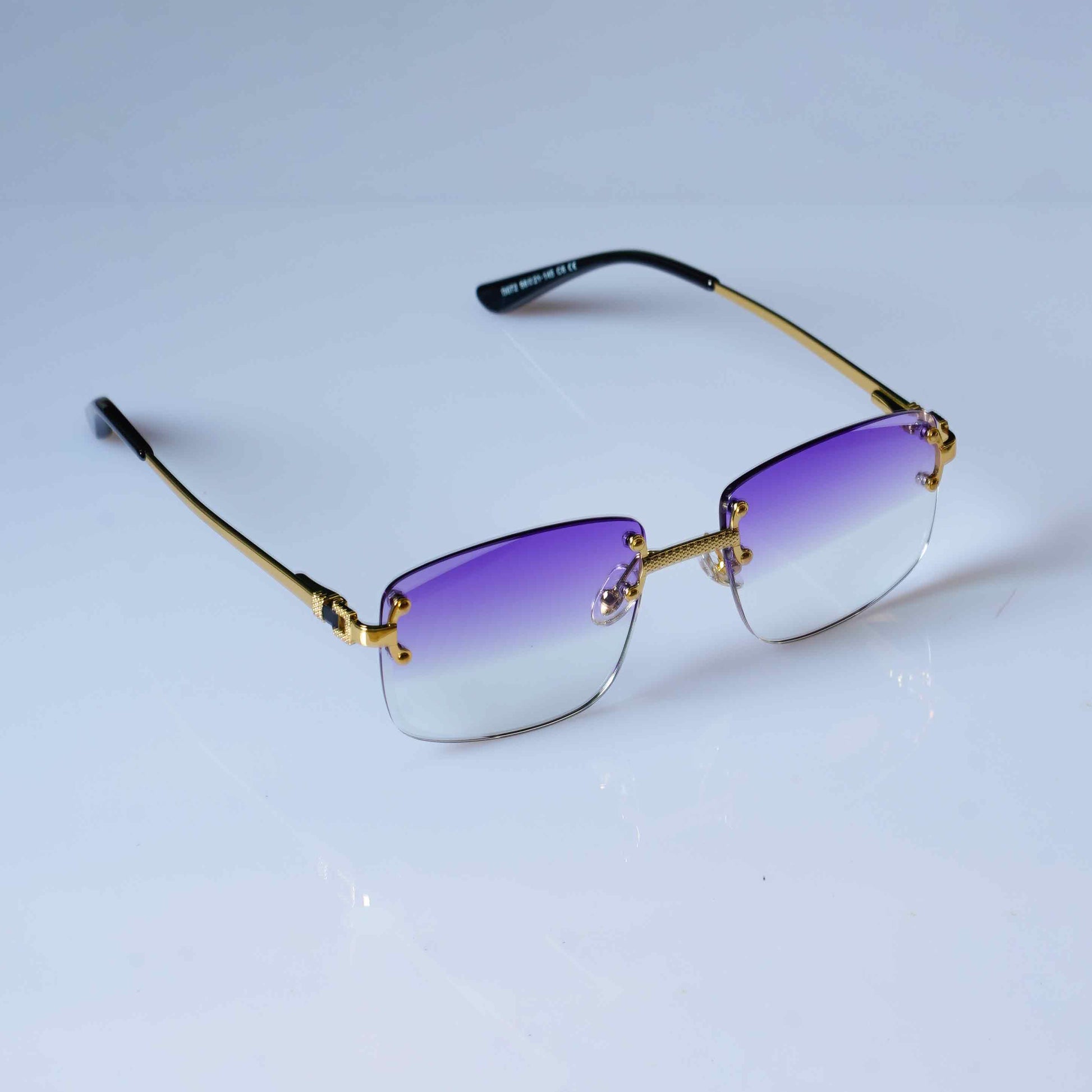 Lunettes de soleil Shine avec verres dégradés violet et monture dorée. Élégantes et tendance, elles offrent une protection UV stylée.