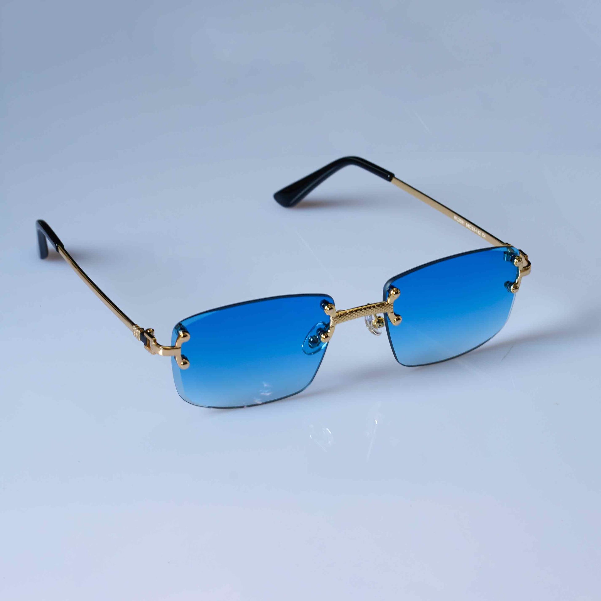 Lunettes de soleil Shine à verres bleus et monture dorée. Accessoire de mode chic pour homme avec protection UV efficace.