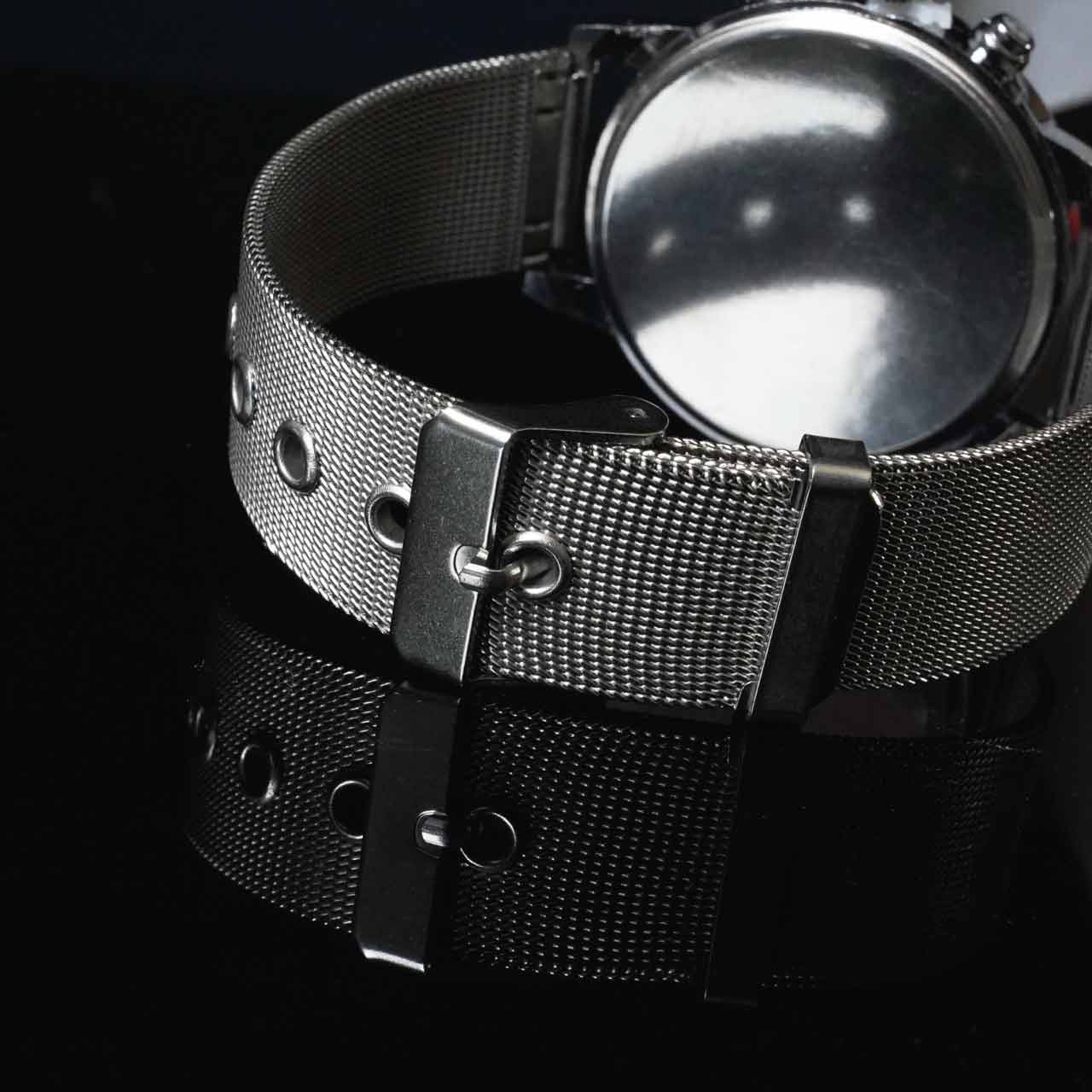 Gros plan sur le bracelet en acier inoxydable de la Montre Infinity. Fermoir robuste et design élégant pour un confort optimal et un style intemporel.