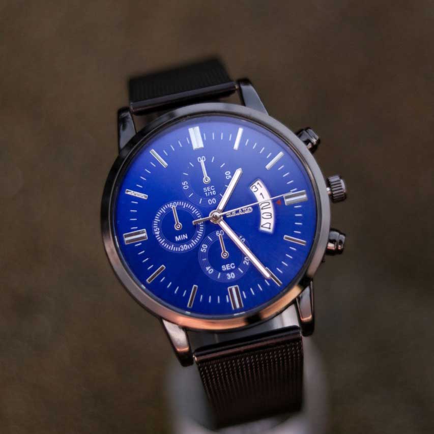 Montre Infinity noire avec cadran bleu et bracelet en acier inoxydable. Un design moderne et sophistiqué pour un look élégant et polyvalent.