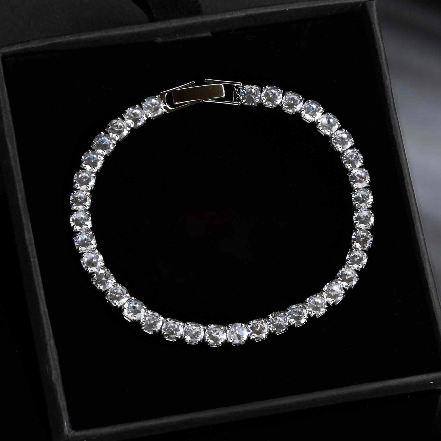 Bracelet de Topaze élégant de 17cm avec fermeture à rabat, pierres lumineuses sur support noir, style minimaliste et apaisant.