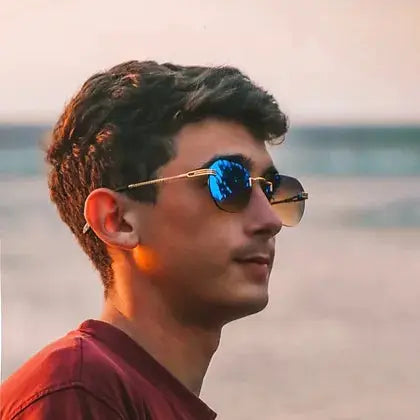 Homme portant les lunettes de soleil Shine rondes à verres bleus miroir. Style moderne et protection UV parfaite en extérieur.